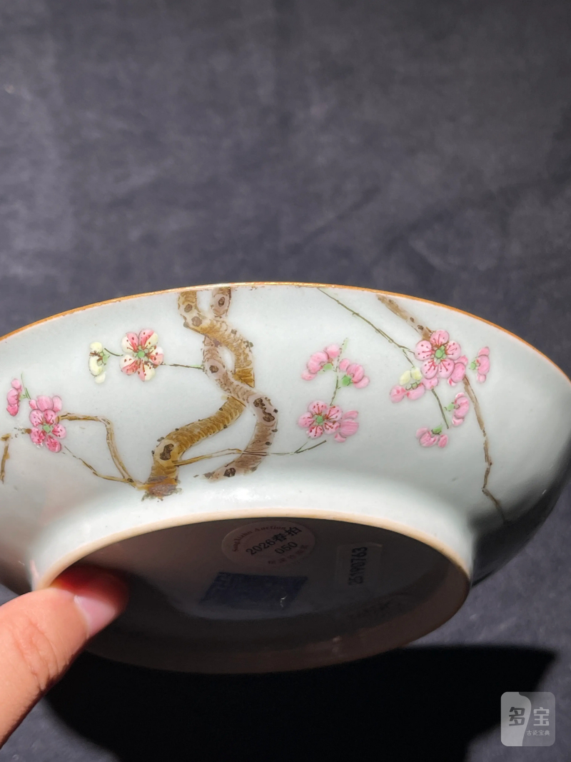 清乾隆 粉青地粉彩过枝梅花纹盘 - 图5